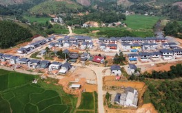 Chiêm ngưỡng làng tái định cư đẹp như khu nhà ở liền kề giữa núi đồi