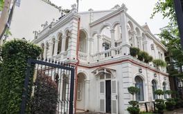 Ngôi nhà cổ hơn 100 tuổi từng là vựa mắm cho toàn vùng, nay lọt thỏm giữa cao ốc triệu đô của bến Vân Đồn