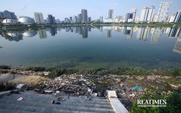 Hà Nội: Cỏ mọc um tùm, rác thải bốc mùi ở công viên hồ điều hoà 744 tỷ đồng