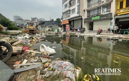 Dự án xây dựng đường vào Trường Đại học Hà Nội chậm tiến độ, ngập rác thải
