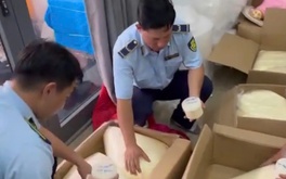 Lộ kho chứa 140kg “kem trộn” không nguồn gốc chuẩn bị tuồn ra thị trường: Chị em làm đẹp coi chừng rước họa vào thân!