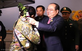 Bí thư Quảng Ninh tặng hoa chào mừng 3.000 du khách "xông đất" năm mới