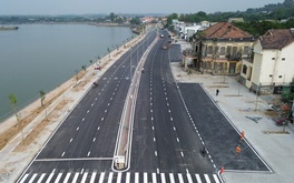 Đường ven sông gần 5km chính thức thông xe, căn nhà cổ trăm năm tuổi từng vướng quy hoạch vẫn 'sừng sững'