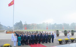 [Ảnh] Đại biểu dự Đại hội XIV của Đảng vào Lăng viếng Chủ tịch Hồ Chí Minh