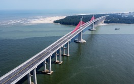 Sắp thông xe cầu dây văng vượt biển dài nhất miền Trung, kết thúc hơn 100 năm di chuyển bằng đò của người dân đôi bờ