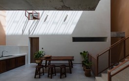 Độc đáo ngôi nhà mái ngói dốc giữa lòng Phan Thiết: Không gian sống đương đại mang hơi thở kiến trúc truyền thống