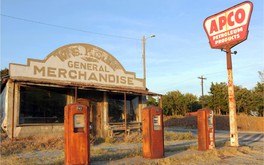 Viễn du nước Mỹ qua ống kính Alex Frayne: Từ bãi biển Venice náo nhiệt đến những trạm xăng hoang vắng