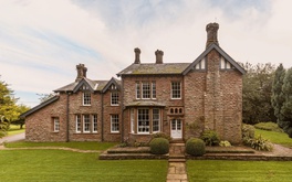 Cận cảnh những căn nhà kiểu Victoria đang được rao bán tại Anh