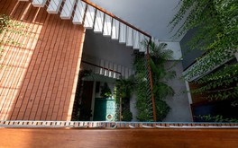 Căn biệt thự 8 tầng phong cách Tropical Modernism xanh mát giữa phố biển Nha Trang