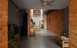 Ngôi nhà gạch mộc 2 tầng trở thành không gian ấm áp dành tặng mẹ