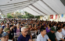 Người dân ngồi chật kín nhà văn hóa nhận thông tin mức tiền bồi thường thu hồi đất tại đại dự án 925.000 tỷ sở hữu sân vận động lớn nhất thế giới của Việt Nam