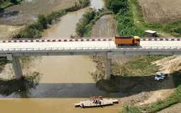 Cầu dài 200m xây xong từ 3 năm trước không thể vận hành, người dân qua sông vẫn phải ‘lụy phà’