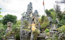 Nữ NSND trẻ nhất Việt Nam sở hữu biệt thự 10.000m2 với 10 phòng ngủ, khuôn viên có hòn non bộ cao bằng nhà 2 tầng