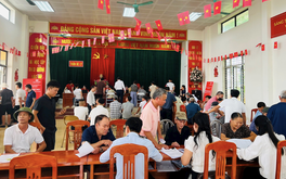 Hàng trăm hộ dân xếp hàng từ sáng sớm nhận tiền bồi thường tại đại dự án 925.000 tỷ của Vingroup
