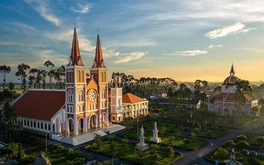 Miền Tây sở hữu một nhà thờ với kiến trúc Gothic Pháp hiếm thấy, tồn tại đã gần 140 năm