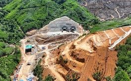 Chưa đầy 3 tháng nữa, cao tốc kết nối ‘rừng - biển’ 22.000 tỷ có hầm xuyên núi và cầu vượt phải thông xe