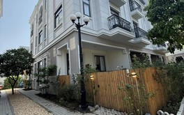 Siêu mẫu quyền lực của làng thời trang Việt rao bán biệt thự rộng lớn trong khu dân cư ‘nhà giàu’ giữa lòng TP. HCM
