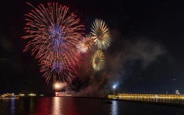 Quảng Ninh: Hơn 70 tàu trình diễn ánh sáng trên vịnh Hạ Long