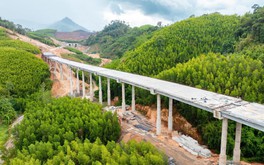 Cao tốc kết nối rừng - biển đầu tiên của Việt Nam: Đã đào thông hầm xuyên núi, 10 cây cầu hoàn thiện sau 1 tháng nữa (done)