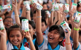 Vinamilk trao 76.500 ly sữa nhân ái tới trẻ em Vình Long