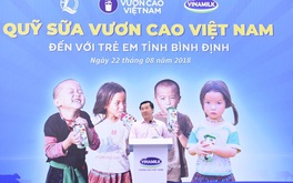 Quỹ Sữa vươn cao Việt Nam tiếp tục trao 64.000 ly sữa cho trẻ em Bình Định