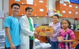 Đoàn Đại biểu SSEAYP Việt Nam 45 mang niềm vui đến cho bệnh nhân và trẻ em
