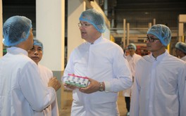 Đại sứ Mỹ tới thăm nhà máy sữa Vinamilk