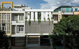 Atrium gives depth and vastness to Saigon house