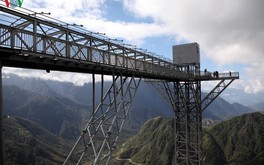 First phase of Vietnam’s highest skywalk Rong May Glass Bridge opens near Sa Pa