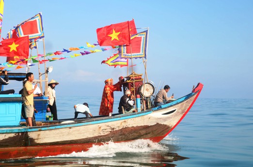 Người dân vùng biển Đà Nẵng, Quảng Nam tổ chức lễ hội cầu ngư mong vụ mùa bội thu
