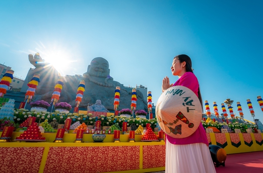 Cận cảnh tôn tượng Bồ Tát Di Lặc lớn bậc nhất thế giới trên núi Bà Đen, Tây Ninh