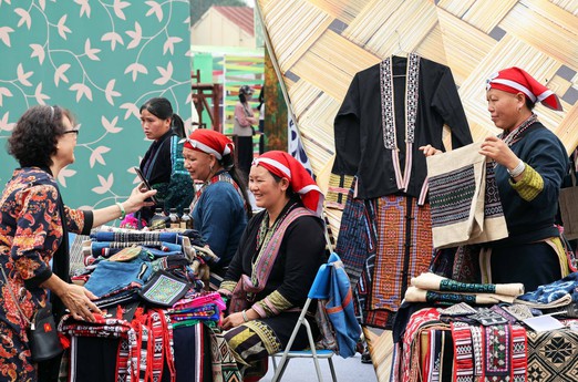 Photo Travel: Xem nghệ nhân làng nghề trình diễn tài hoa ở Hoàng Thành