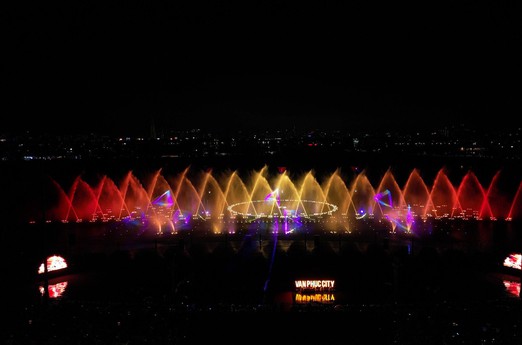 Từ truyền thuyết thành show "triệu view": Van Phuc Water Show 'dậy sóng' mùa hè TP.HCM