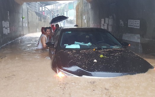 Mưa lớn ở Nha Trang: Ít nhất 12 người thiệt mạng, thành phố chìm trong biển nước