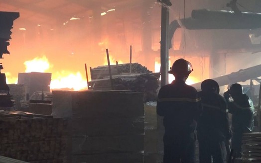 Bình Dương: Hơn 2.000m2 nhà xưởng bốc cháy dữ dội, công nhân lo mất Tết