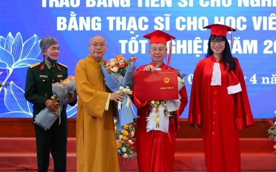 Thượng tọa Thích Chân Quang được trao bằng Tiến sĩ ngành Luật