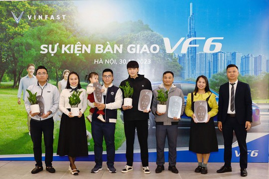 VinFast bàn giao lô xe VF6 đầu tiên tới khách hàng