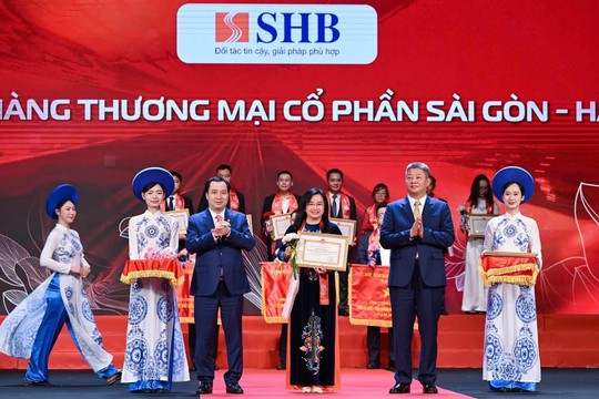 UBND TP. Hà Nội trao tặng Bằng khen cho SHB tại Lễ tôn vinh Doanh nhân, Doanh nghiệp Thăng Long 2025