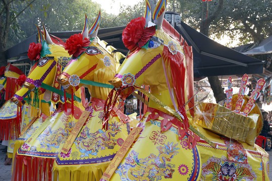 Photo Travel: Tục dâng ngựa giấy "khủng" dưới chân núi Ngũ Mã