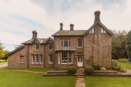 Cận cảnh những căn nhà kiểu Victoria đang được rao bán tại Anh