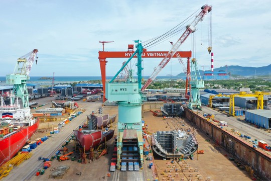 Di dời cần cẩu siêu trọng bằng thiết bị tự hành SPMT