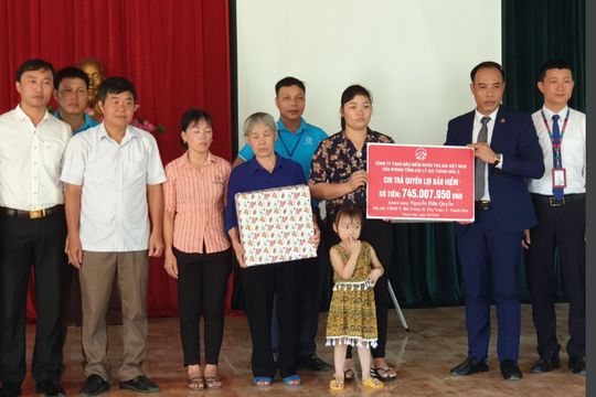 AIA Thanh Hóa chi trả gần một tỷ đồng quyền lợi bảo hiểm cho khách hàng