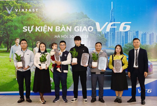 VinFast bàn giao lô xe VF6 đầu tiên tới khách hàng