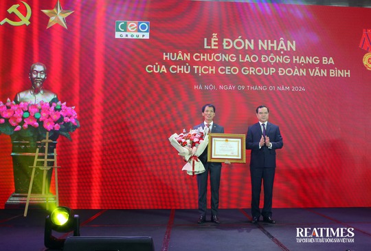 Chủ tịch CEO Group Đoàn Văn Bình đón nhận Huân chương Lao động hạng Ba