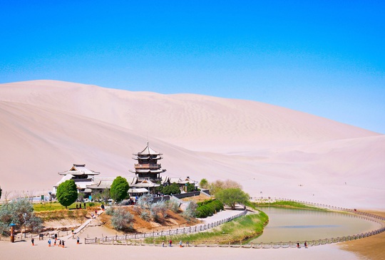 Photo Travel: Nguyệt Nha Tuyền, vầng trăng kỳ bí giữa sa mạc Gobi