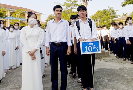Thừa Thiên Huế: Thầy giáo trường Hương Vinh dũng cảm cứu người trong cơn lũ lớn