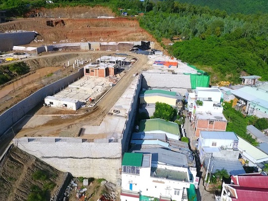 Khánh Hòa: Bức tường khổng lồ dự án Đồi Xanh Nha Trang "dọa" sập, sơ tán dân khẩn cấp