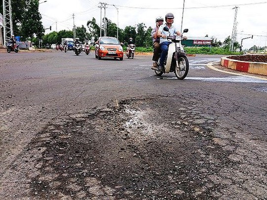 Đắk Lắk: Con đường “khốn khổ” tồn tại gần 20 năm