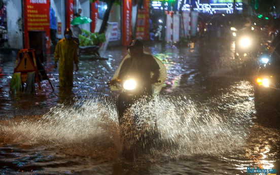 Hà Nội: Mưa lớn kéo dài, nhiều tuyến phố ùn tắc hàng trăm mét