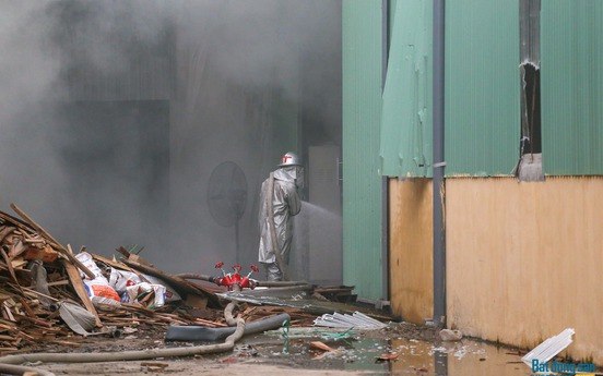 Hà Nội: Cháy lớn tại khu nhà xưởng đồ gỗ tại khu công nghiệp Bình Phú